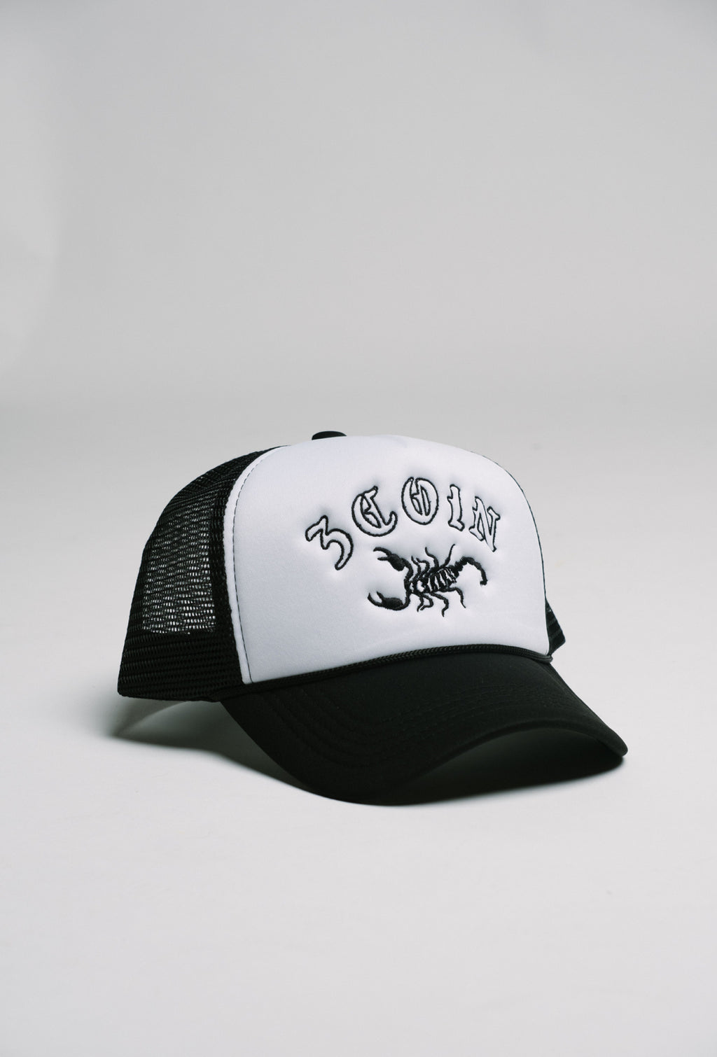 GORRA DE CAMIONERO CON ESCORPIÓN