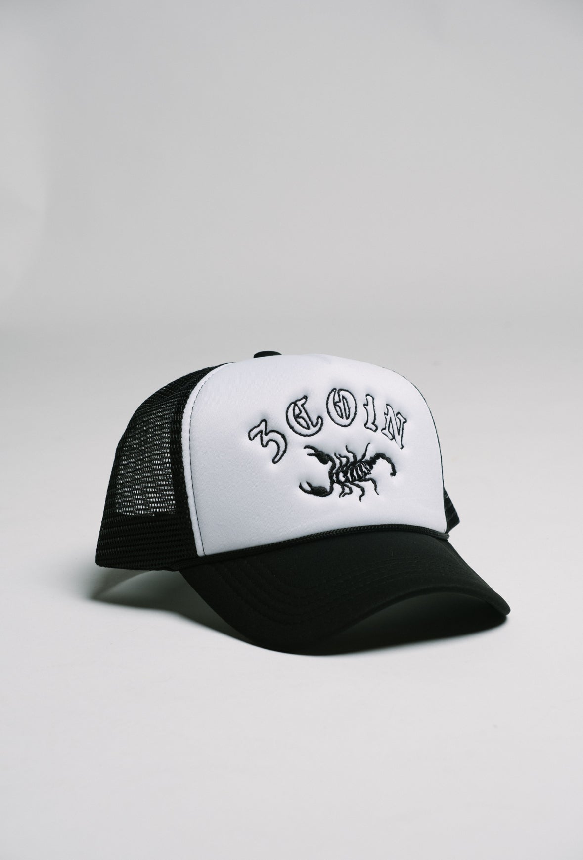 GORRA DE CAMIONERO CON ESCORPIÓN