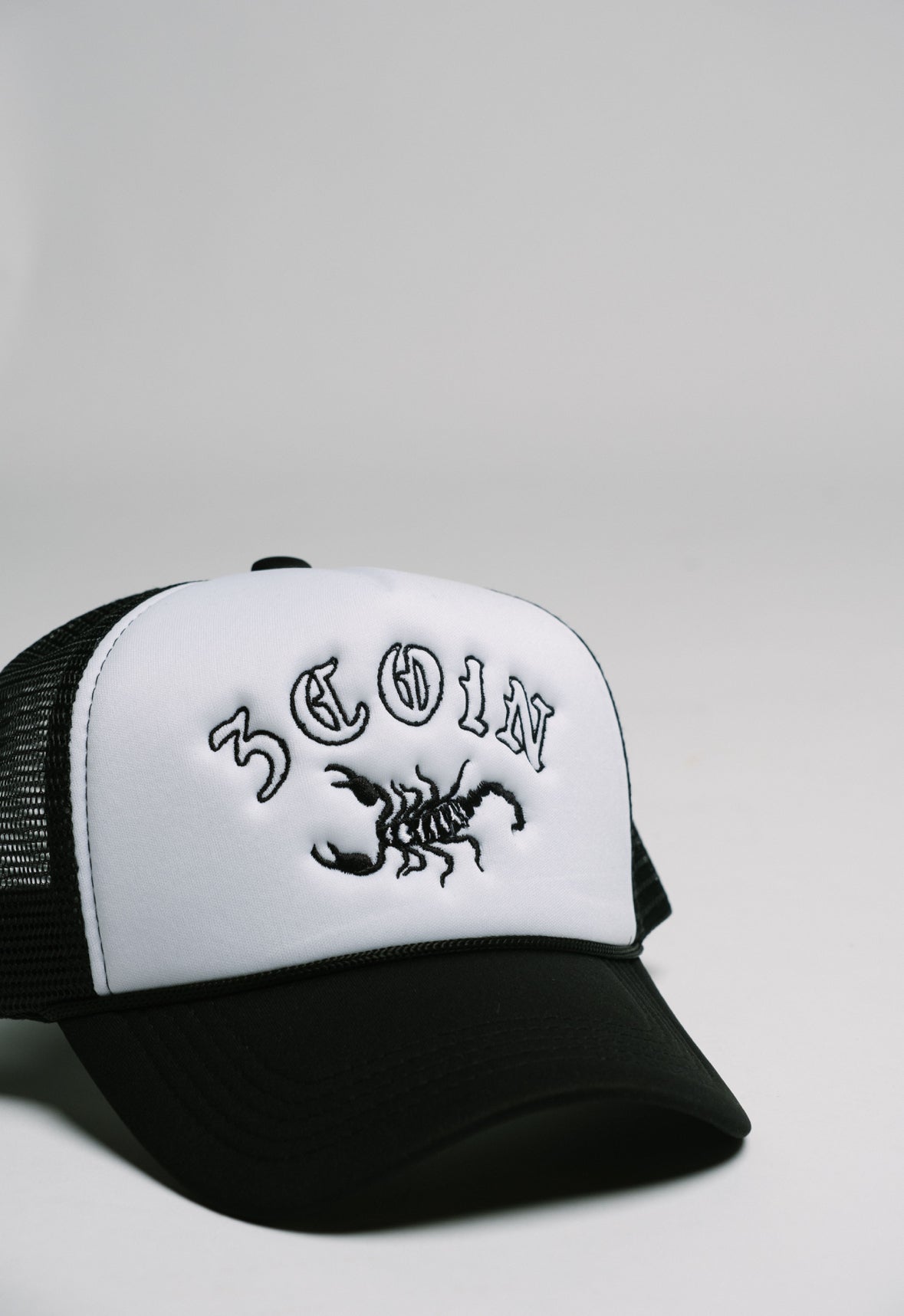 GORRA DE CAMIONERO CON ESCORPIÓN