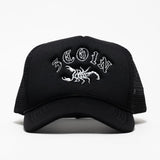 GORRA DE CAMIONERO CON ESCORPIÓN