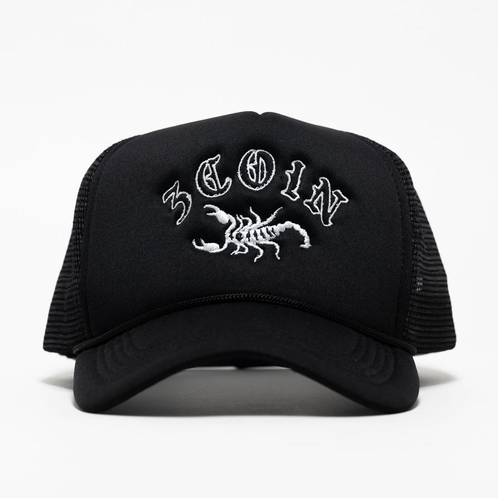 GORRA DE CAMIONERO CON ESCORPIÓN