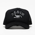 GORRA DE CAMIONERO CON ESCORPIÓN