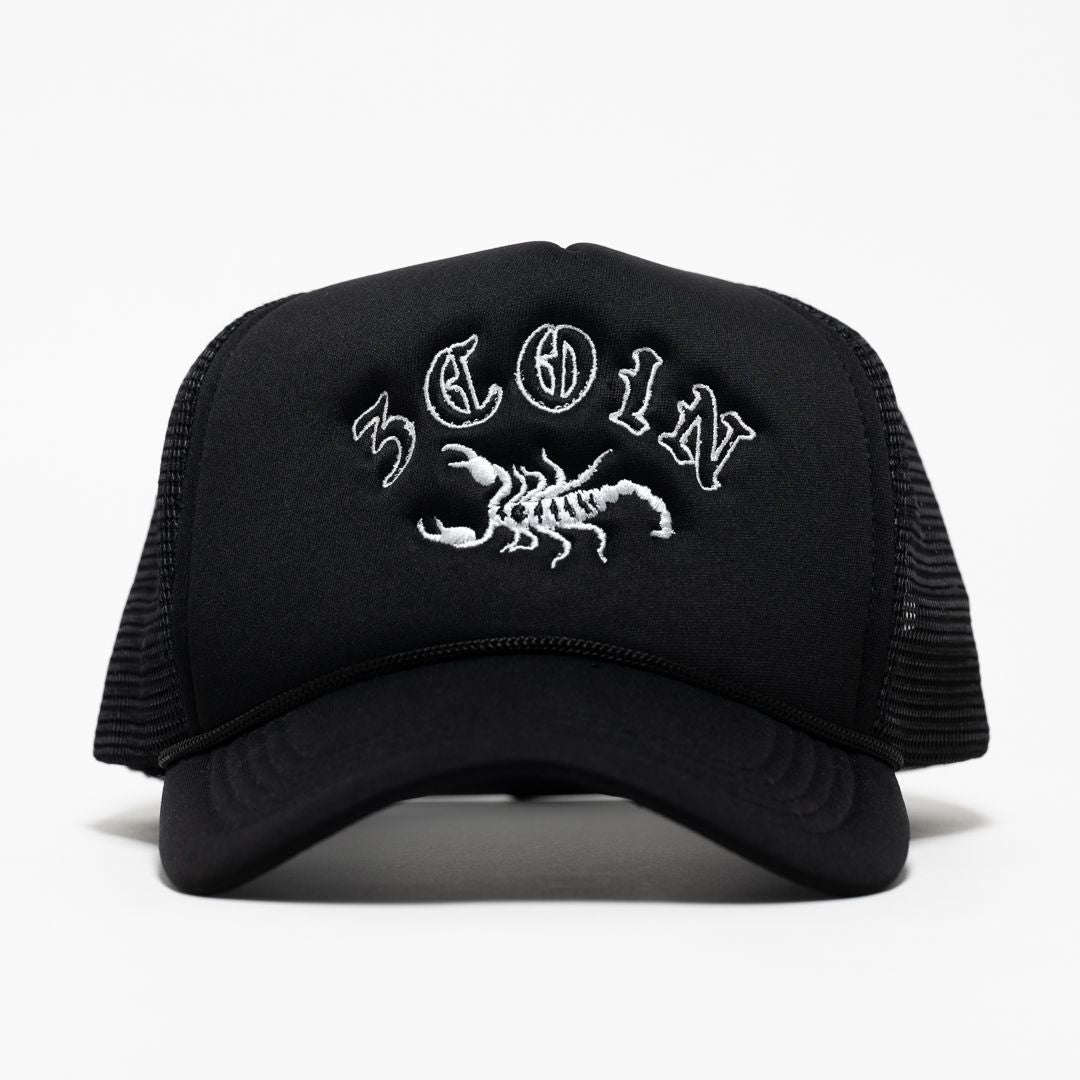 GORRA DE CAMIONERO CON ESCORPIÓN