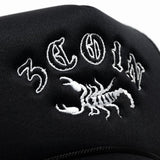 GORRA DE CAMIONERO CON ESCORPIÓN